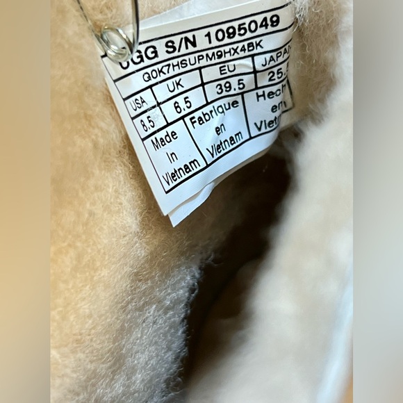 UGG ~ Kasen II Suede Boots (# 1095049) in Chestnut - Picture 12 of 15